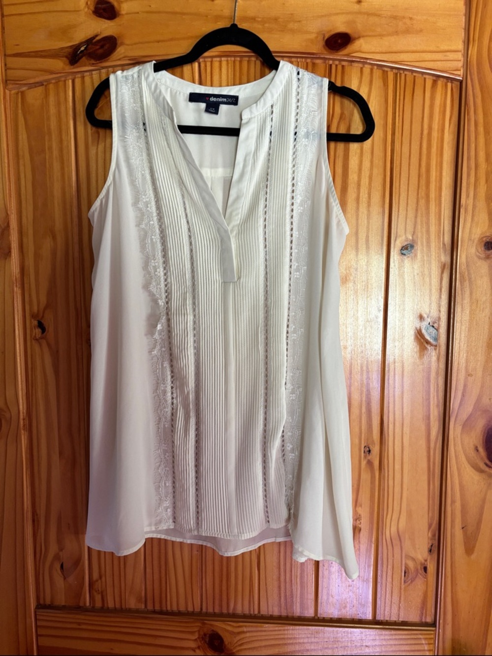 Denim 24/7 Ivory Pintuck & Lace V-Neck Sleeveless Camisole